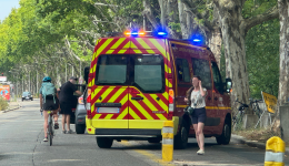 Un camion de pompiers en intervention sur une piste cyclable.