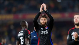 Duje Caleta-Car sous le maillot de l'OL.