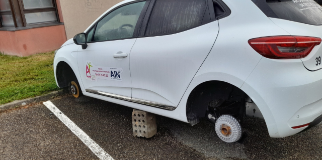 Une voiture de l'association Ain Domicile Services mise sur cale par les voleurs © Facebook - Ain Domicile Services