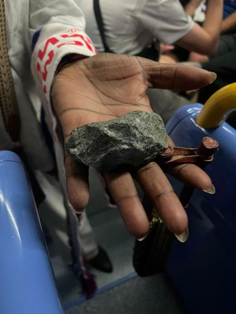 Cette pierre a brisé la vitre d'un tramway TCL après le match OL - OM © Radio SCOOP / Pauline FIGUET