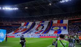Le tifo des supporters Lyonnais avant OL-OM pour rendre hommage à Bernard Lacombe.