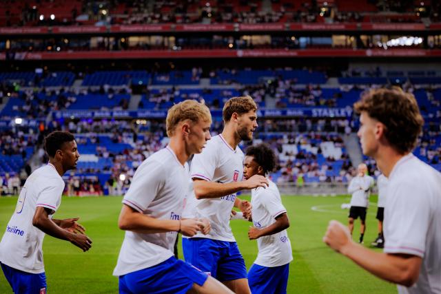 Plusieurs joueurs de l'OL à l'échauffement avant un match. © Radio SCOOP ? Pauline Figuet
