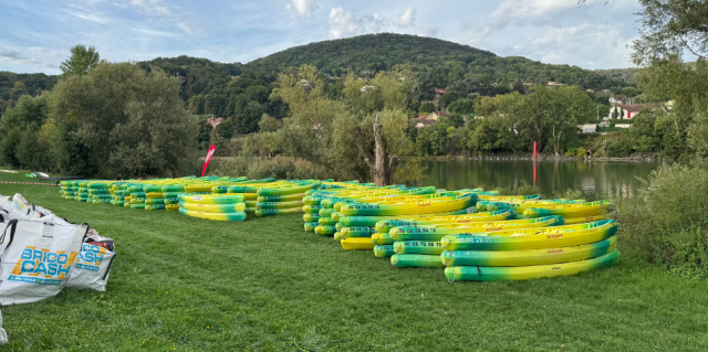 Les canoës-kayaks verts et jaunes venaient de l'Ain. © Radio SCOOP - Tom Bonnard