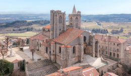 La Collégiale de Saint-Bonnet-le-Château a été désignée en mars 2025 comme site emblématique de la région Auvergne-Rhône-Alpes.