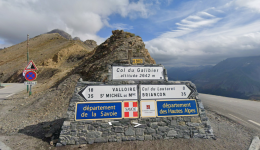 Le col du Galibier, à la frontière entre la Savoie et les Hautes-Alpes