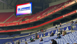 Les matchs à domicile de OL Lyonnes se jouent au stade à Décines.