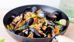 wok de moules au chorizo et piment d'espelette