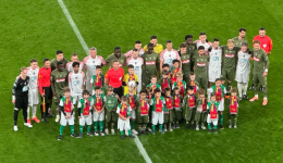 Les joueurs de l'ASSE et de l'US Ãcotay-Moingt avant le coup d'envoi.