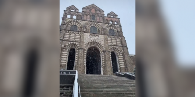 La cathédrale Notre-Dame du Puy-en-Velay sous la neige © Le Puy-en-Velay Tourisme