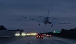 Un avion de tourisme s'écrase sur une voiture au milieu de l'autoroute