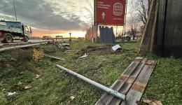 Un car s'est encastré contre l'enceinte du village des marques, à Villefontaine.