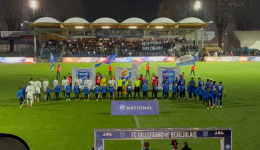 Les joueurs du FC Villefranche Beaujolais et du Football Bourg-en-Bresse Péronnas 01 avant le derby au stade Armand Chouffet de Villefranche-sur-Saône.