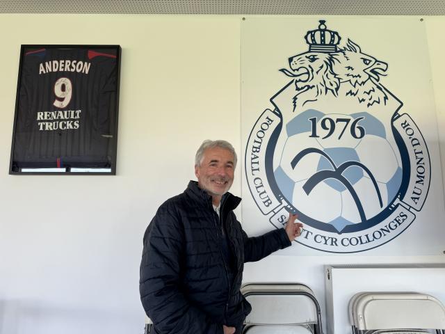 Le maire de Saint-Cyr-au-Mont-d'Or Patrick Guillot posant devant le logo du club et d'un maillot de l'OL dédicacé de Sonny Anderson. © Radio SCOOP - Tom Bonnard