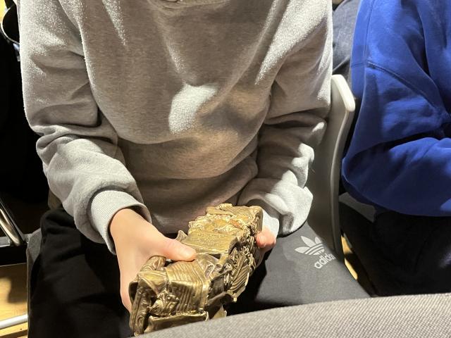 Le précieux César entre les mains des élèves. © Radio SCOOP.