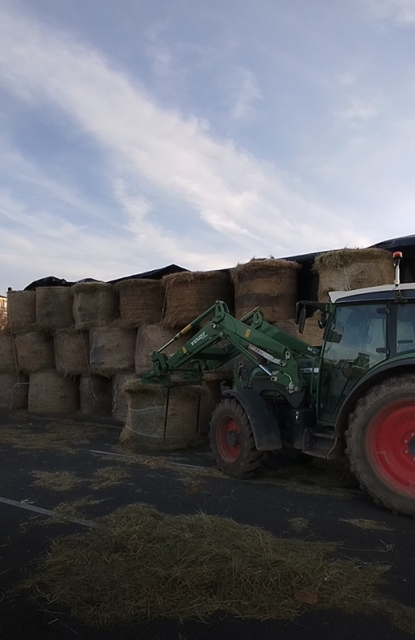 Les éleveurs occupent le pont Wilson à Lyon, avec des bottes de foin © Radio SCOOP