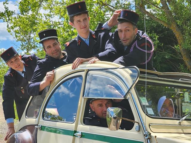 Les pompiers ont emprunté la 2CV d'un riverain pour recréer la scène du "Gendarme de Saint-Tropez". © Pompiers du Brignon/Solignac