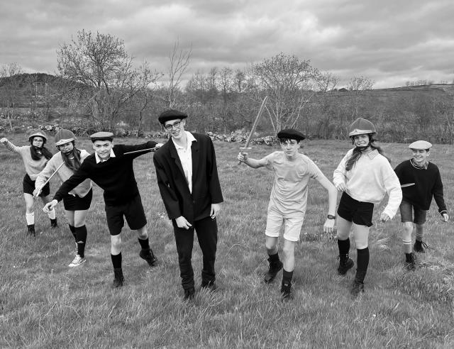 Pour le mois de septembre, les jeunes sapeurs pompiers se sont mis dans la peau des personnages de "La Guerre des boutons". © Pompiers du Brignon/Solignac