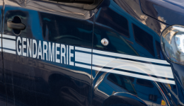 La voiture de gendarmerie a été percutée à deux reprises