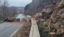 Un éboulement de rochers s'est produit sur la RD2144 dans le Puy-de-Dôme.