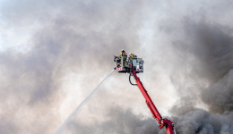 Les pompiers se sont munis d'une lance pour venir à bout des flammes ce samedi 14 février au soir