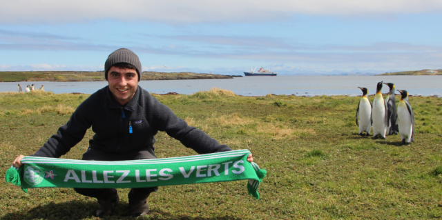 Ce scientifique stéphanois, en mission dans le sud de l'Océan Indien, n'a pas oublié son écharpe de supporter de l'ASSE. © Céline Dimier