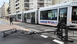 Une caténaire a été arrachée à lâangle du cours Tolstoï et de la rue Paul Verlaine à Villeurbanne.