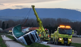 La route de Chavanay à Clonas-sur-Varèze est coupée à la circulation après un accident de poids lourd
