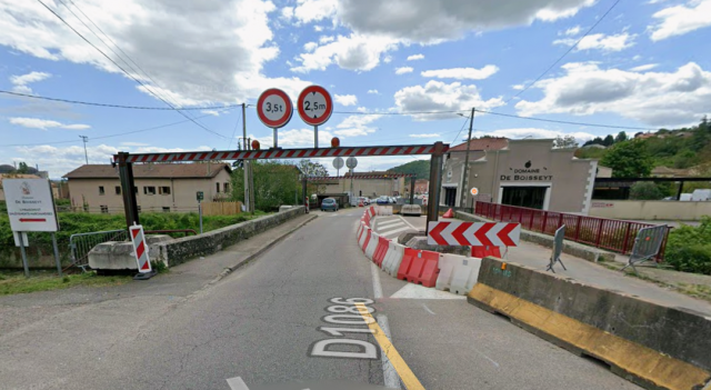 Le pont de la Valencize a été fragilisé par la crue du 17 octobre 2024, sur la RD1086, à Chavanay (Loire) © Google Street View