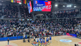 Les joueuses de l'équipe de France de basket féminin à la fin du match contre l'Allemagne à Villeurbanne.