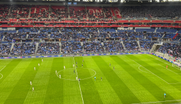 Les joueurs de l'OL et du Celta Vigo au coup d'envoi avec de nombreux supporters espagnols en parcage visiteur.