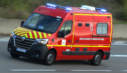 Un camion de pompiers.