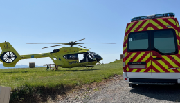 Les sapeurs-pompiers de l'aAn ont fait appel à un hélicoptère pour transporter à l'hôpital le conducteur du tracteur