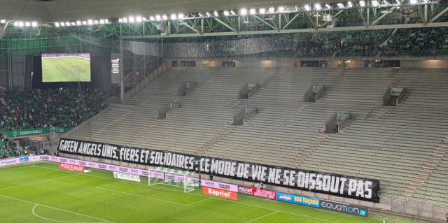 La banderole contre la dissolution des ultras affichée dans le Kop Sud. © Audrey Perrichon