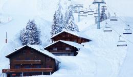 Une station de ski sous la neige
