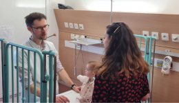 Séraphine, en consultation avec Ãmeline sa maman et le docteur Camille Braun.