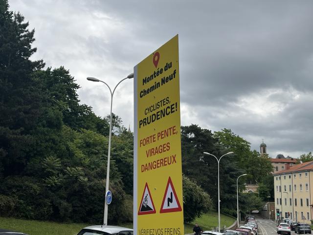 Un premier panneau temporaire, montée du Chemin-Neuf. © Radio SCOOP.