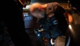 Les policiers ont découvert dans le véhicule un pistolet à gaz et une bombe lacrymogène