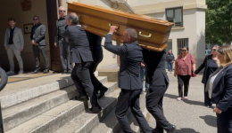 Le cercueil de Fleury Di Nallo au moment de faire son entrée dans l'église Saint-Antoine de Lyon.