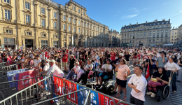 Entre 2.000 et 3.000 supporters sont rassemblés ce samedi 23 mai sur la place des Terreaux à Lyon