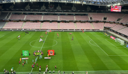 Les joueurs de l'AS Saint-Ãtienne et de l'OGC Nice, dans un stade tristement vide, avant le match.