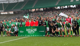Plus de 50 stars et anciens joueurs étaient réunis au stade Geoffroy Guichard pour ce Match des Héros.