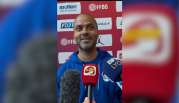 Tony Parker en tant qu'entraîneur de l'équipe de France U17 de basket, au printemps 2026.
