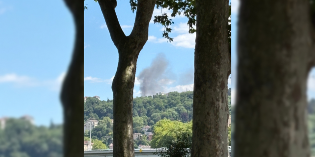 Fumée noire visible sur la colline de Fourvière, à Lyon © Radio SCOOP