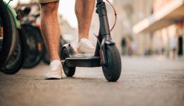 Un homme, ciruclant en trottinette électrique, a été mortellement percuté par une voiture, lundi 15 juin à Mâcon