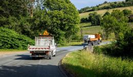 En réponse aux fortes chaleurs, les agents du Département du Rhône ont eu recours à du lait de chaux pour préserver les routes.