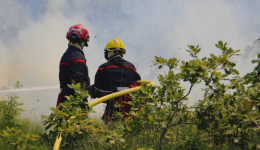 Des pompiers luttant contre un incendie