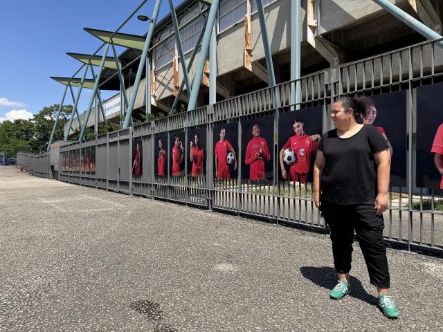 Des portraits de joueuses de Lyon - La Duchère sont exposés depuis plusieurs mois devant le stade Balmont. © Radio SCOOP - Tom Bonnard