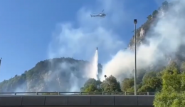 Un hélicoptère bombardier d'eau a été mobilisé mercredi 8 juillet pour limiter la propagation du feu