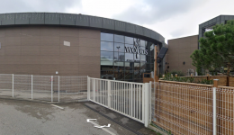 La terrasse en bois du restaurant Woods est partie en fumée ce vendredi 10 juillet à Bourgoin-Jallieu, en Isère