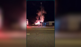 Le feu n'a pas fait de victime mais les flammes étaient visibles à plusieurs kilomètres.